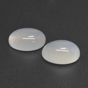 6.61カラットの天然半透明ホワイトムーンストーン（11.1×9.1 mm・オーバルカット）