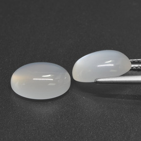 6.61カラットの天然半透明ホワイトムーンストーン（11.1×9.1 mm・オーバルカット）