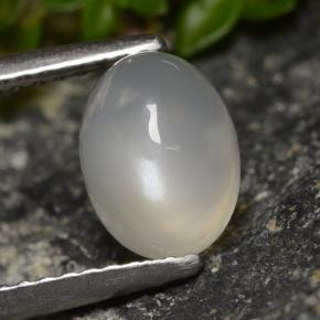 1.58カラットの天然半透明ホワイトムーンストーン（8.1×6.1 mm・オーバルカット）