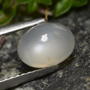 1.58カラットの天然半透明ホワイトムーンストーン（8.1×6.1 mm・オーバルカット）