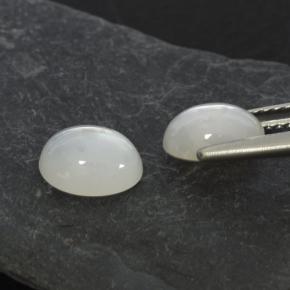 2.68カラットの天然ウォームホワイトムーンストーン（8.1×6.1 mm・オーバルカット）
