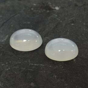 2.79カラットの天然ウォームホワイトムーンストーン（8.1×6.1 mm・オーバルカット）