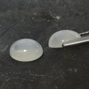 2.79カラットの天然ウォームホワイトムーンストーン（8.1×6.1 mm・オーバルカット）