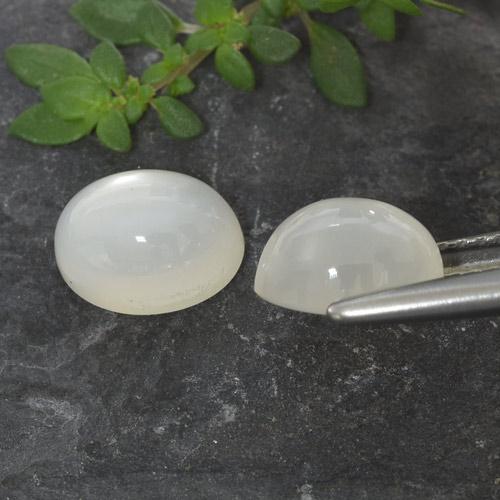 3.32カラットの天然半透明ホワイトムーンストーン（8.1×6 mm・オーバルカット）