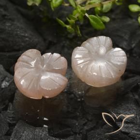 Shop natural 5.09ct 薄いキャラメルブラウン ムーンストーン gems, フラワーカット, from インド at GemSelect. In stock, global shipping!