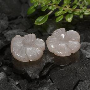 6.57カラットの天然非常に薄い茶色ムーンストーン（11.1×11 mm・フラワーカット）