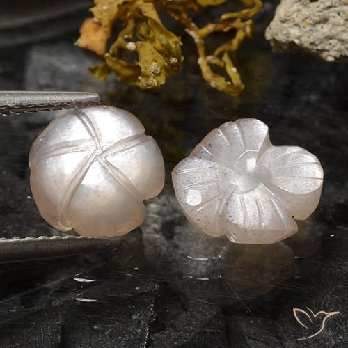 Shop natural 3.75ct 薄いキャラメルブラウン ムーンストーン gems, フラワーカット, from インド at GemSelect. In stock, global shipping!