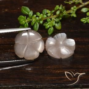Shop natural 7.33ct 非常に薄い茶色 ムーンストーン gems, フラワーカット, from インド at GemSelect. In stock, global shipping!
