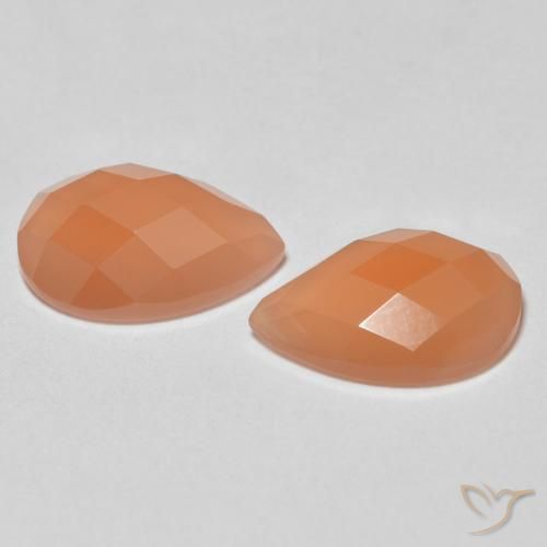 Shop natural 2.07ct ミディアムオレンジ ムーンストーン gems, 洋梨の形, from インド at GemSelect. In stock, global shipping!