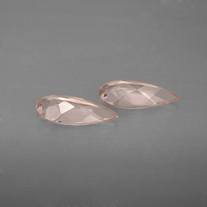 カラットの天然ライトピンクモルガナイト（9.3×4.3 mm・洋梨の形）