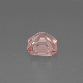 1.28カラットの天然サーモンモルガナイト（6.7×6.7 mm・エメラルドカット）