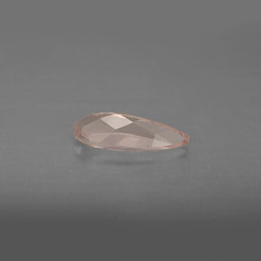 0.74カラットの天然ライトピンクモルガナイト（10.2×4.2 mm・洋梨の形）