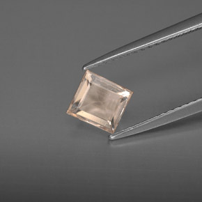 0.64カラットの天然ライトピンクモルガナイト（5.6×5.2 mm・バゲット）