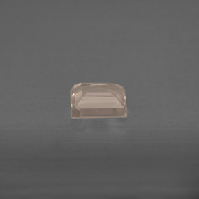 0.64カラットの天然ライトピンクモルガナイト（5.6×5.2 mm・バゲット）