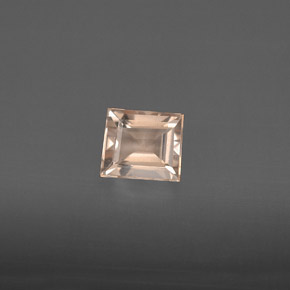 0.80カラットの天然ライトピンクモルガナイト（5.9×5.1 mm・バゲット）