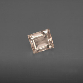 0.80カラットの天然ライトピンクモルガナイト（5.9×5.1 mm・バゲット）