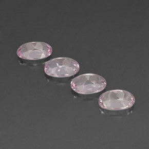 カラットの天然ライトピンクモルガナイト（7.1×5.1 mm・オーバルカット）