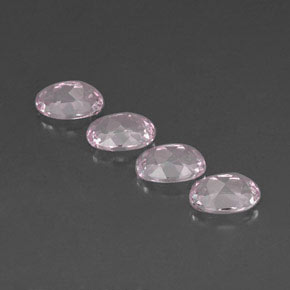 カラットの天然ライトピンクモルガナイト（7.1×5.1 mm・オーバルカット）