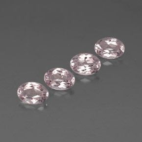 カラットの天然ライトピンクモルガナイト（7.1×5 mm・オーバルカット）