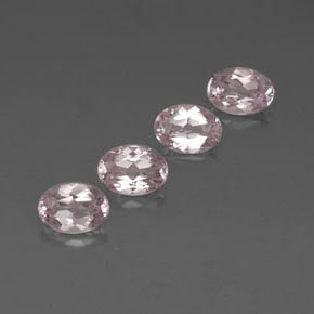 カラットの天然ライトピンクモルガナイト（7.1×5.1 mm・オーバルカット）