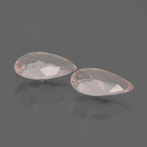0.95カラットの天然ライトピンクモルガナイト（7.3×4.2 mm・洋梨の形）