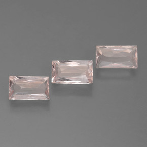 1.64カラットの天然ライトピンクモルガナイト（7×4 mm・バゲット）