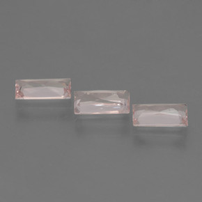 1.64カラットの天然ライトピンクモルガナイト（7×4 mm・バゲット）