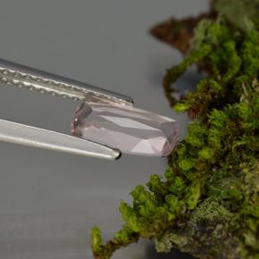 0.65カラットの天然ライトピンクモルガナイト、クッションカット、VVS