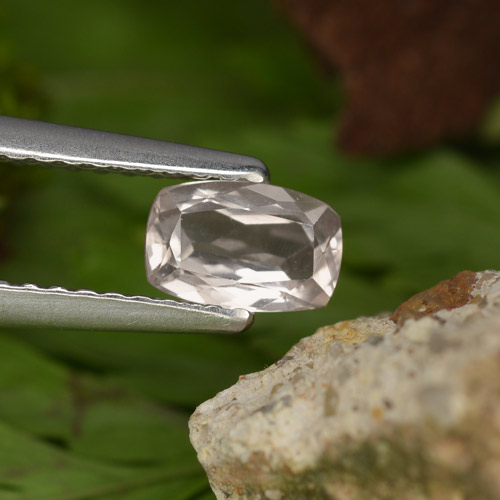 0.46カラットの天然ライトピンクモルガナイト、クッションカット、VVS