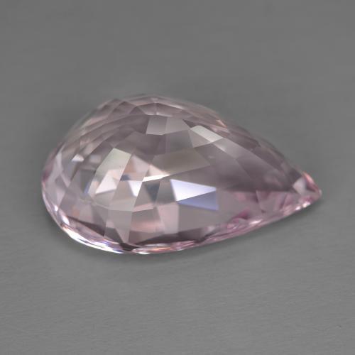 11.77カラットの天然とても淡いピンクモルガナイト（19.3×12.5 mm・洋梨の形）