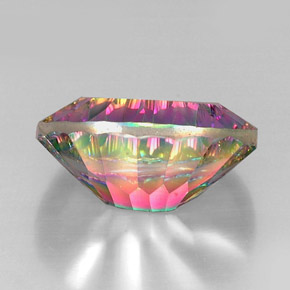 12.54カラットの天然トップレインボーミスティッククォーツ（18.3×13.4 mm・オーバルカット）