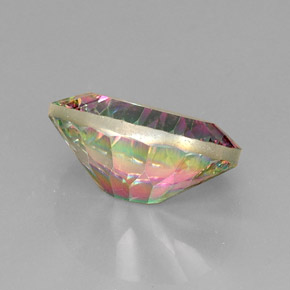 12.60カラットの天然トップレインボーミスティッククォーツ（18.3×13.4 mm・オーバルカット）