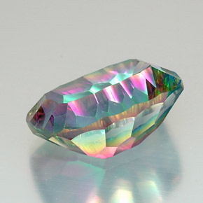 20.45カラットの天然トップレインボーミスティッククォーツ（20×14.9 mm・クッションカット）