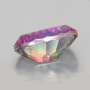 11.71カラットの天然トップレインボーミスティッククォーツ（18.1×13 mm・オーバルカット）