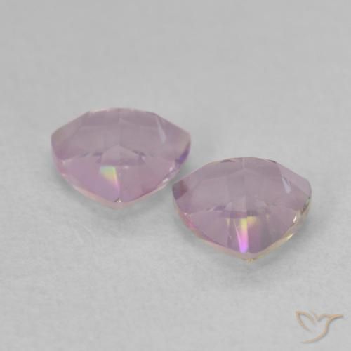 0.88カラットの天然マルチカラーミスティッククォーツ（5.3×5.2 mm・トリリアント）