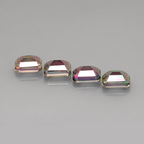 カラットの天然トップレインボーミスティックトパーズ（9×7.1 mm・エメラルドカット）