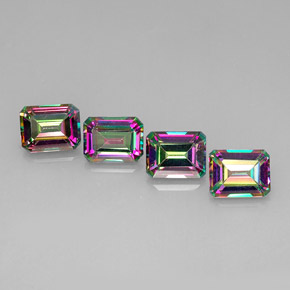 カラットの天然トップレインボーミスティックトパーズ（9.1×7 mm・エメラルドカット）