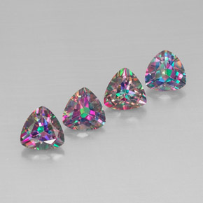 カラットの天然トップレインボーミスティックトパーズ（8.1×8.1 mm・トリリアント）