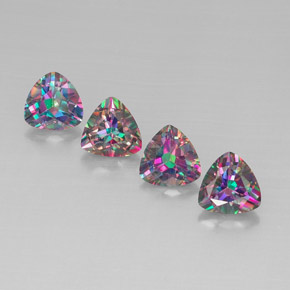 カラットの天然トップレインボーミスティックトパーズ（8.1×8.1 mm・トリリアント）