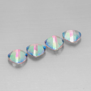 カラットの天然トップレインボーミスティックトパーズ（8.1×8.1 mm・トリリアント）