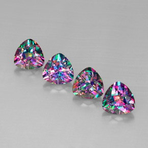 カラットの天然トップレインボーミスティックトパーズ（8.2×8.2 mm・トリリアント）