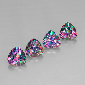 カラットの天然トップレインボーミスティックトパーズ（8.2×8.2 mm・トリリアント）