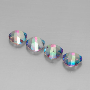 カラットの天然トップレインボーミスティックトパーズ（8.2×8.2 mm・トリリアント）