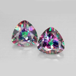 カラットの天然トップレインボーミスティックトパーズ（8.1×8 mm・トリリアント）