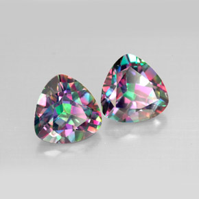カラットの天然トップレインボーミスティックトパーズ（8.1×8 mm・トリリアント）