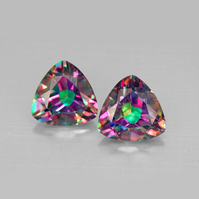 カラットの天然トップレインボーミスティックトパーズ（8.1×8 mm・トリリアント）