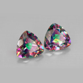 カラットの天然トップレインボーミスティックトパーズ（8.1×8 mm・トリリアント）