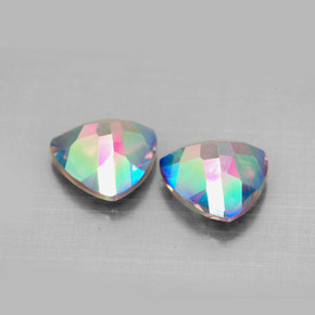 カラットの天然トップレインボーミスティックトパーズ（8.1×8 mm・トリリアント）