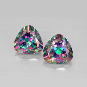 カラットの天然トップレインボーミスティックトパーズ（8.2×8.1 mm・トリリアント）