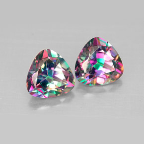 カラットの天然トップレインボーミスティックトパーズ（8.2×8.1 mm・トリリアント）